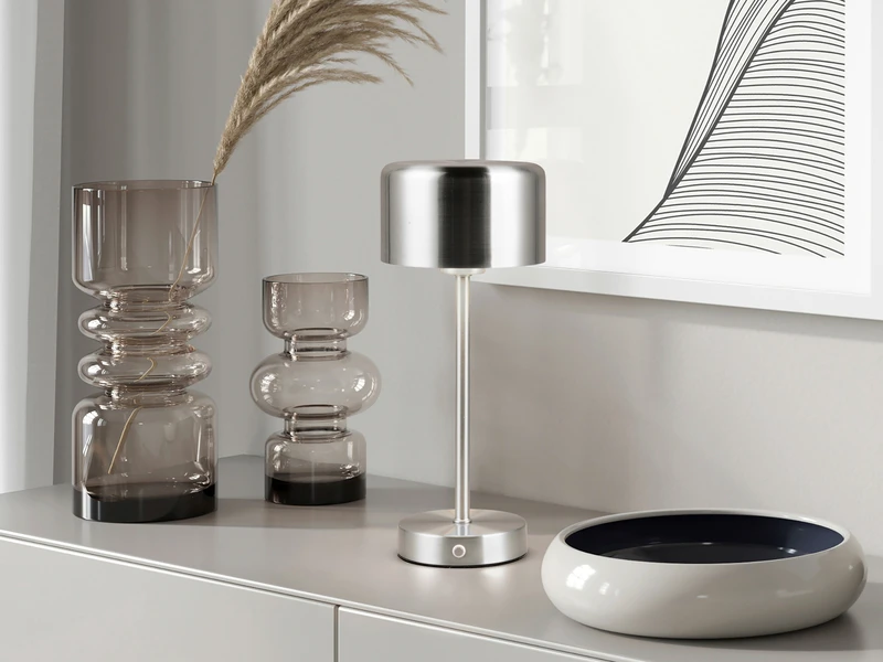 Reality Leuchten Akku Tischleuchte JEFF Per USB Aufladbar, Sensordimmer, Silber Matt, 30cm 5 Reality Leuchten Akku Tischleuchte JEFF Per USB Aufladbar, Sensordimmer, Silber Matt, 30cm – Bild 3