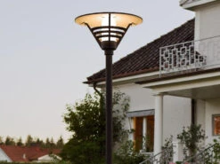 Konstsmide 2er Set Mastleuchte / Gartenlaterne GEMINI, Höhe 220cm, Alu Schwarz / Opalglas -Bestes Beleuchtungs Geschäft ambientebild 11