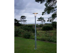 Konstsmide 2er Set Mastleuchte / Außenstehleuchte MODE, Bruchsicher, Straßenbeleuchtung -Bestes Beleuchtungs Geschäft ambientebild garten 1