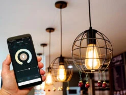 Perel E27 LED WIFI, 6,5 Watt 555 Lumen, 2200-2700 Kelvin, Ø6,4cm, Per App Steuerbar -Bestes Beleuchtungs Geschäft e27 led wifi 65 watt 555 lumen 2200 2700 kelvin 64 5