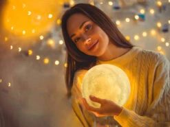 GAO LED Deko Leuchte MOND USB Tischlampe Mit Holzgestell Fernbedienung & Farbwechsel -Bestes Beleuchtungs Geschäft led deko leuchte mond usb tischlampe mit holzgeste 4