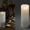 Konstsmide LED Echtwachskerze Mit Flamme & Timer, Ø 7,5cm, Höhe 20,5cm, Batteriebetrieb -Bestes Beleuchtungs Geschäft led echtwachskerze mit flamme timer 75cm hoehe 205