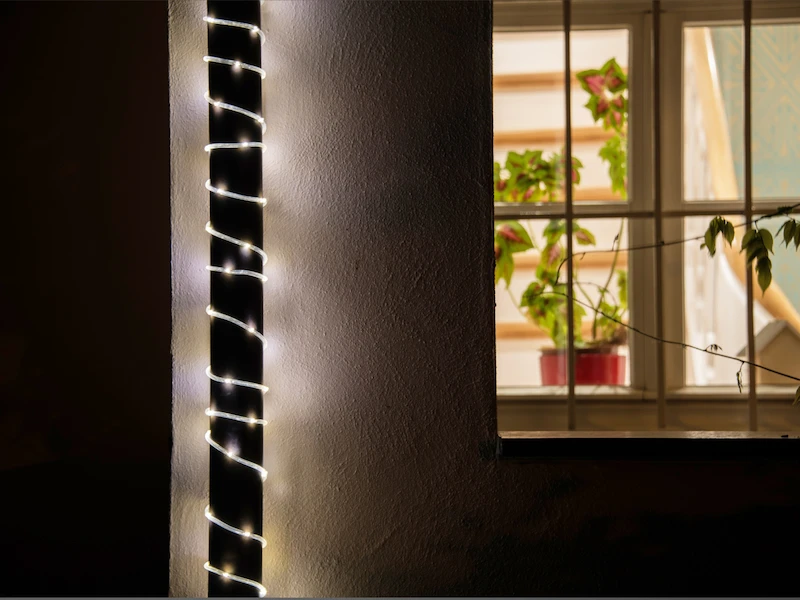 Konstsmide LED Mini Lichterschlauch, Lichtsensor & 6/9h Timer, Batteriebetrieb, IP44, 10m 7 Konstsmide LED Mini Lichterschlauch, Lichtsensor & 6/9h Timer, Batteriebetrieb, IP44, 10m – Bild 5