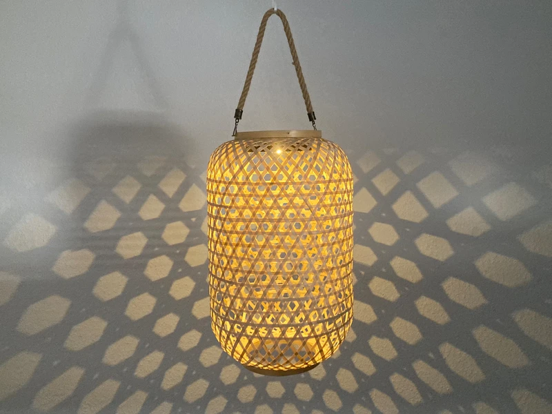 MeineWunschleuchte LED Solarlaterne AURE Hängend Aus Bambus Korbgeflecht Mit Sisalseil, Höhe 56cm 5 MeineWunschleuchte LED Solarlaterne AURE Hängend Aus Bambus Korbgeflecht Mit Sisalseil, Höhe 56cm – Bild 3