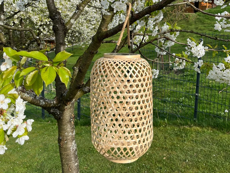MeineWunschleuchte LED Solarlaterne AURE Hängend Aus Bambus Korbgeflecht Mit Sisalseil, Höhe 56cm 8 MeineWunschleuchte LED Solarlaterne AURE Hängend Aus Bambus Korbgeflecht Mit Sisalseil, Höhe 56cm – Bild 6