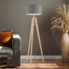 MeineWunschleuchte LED Stehlampe Mit Dreibein Holzfuß & Lampenschirm Leinen Grau, Höhe 140-164cm -Bestes Beleuchtungs Geschäft led stehlampe mit dreibein holzfuss lampenschirm l