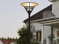 Konstsmide Mastleuchte / Gartenlaterne GEMINI, Höhe 220 Cm, E27, Alu Schwarz / Opalglas -Bestes Beleuchtungs Geschäft mastleuchte gartenlaterne gemini hoehe 220 cm e27 1 2