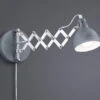 Reality Leuchten Verstellbare Wandleuchte SCISSOR Mit Scherengelenk Aus Metall In Betonfarben -Bestes Beleuchtungs Geschäft verstellbare wandleuchte scissor mit scherengelenk