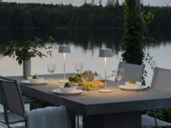 Konstsmide Wiederaufladbare LED Outdoor Akku Tischleuchte CAPRI Dimmbar In Weiß, Höhe 36cm -Bestes Beleuchtungs Geschäft wiederaufladbare led outdoor akku tischleuchte cap 13