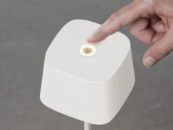 Konstsmide Wiederaufladbare LED Outdoor Akku Tischleuchte CAPRI Dimmbar In Weiß, Höhe 36cm -Bestes Beleuchtungs Geschäft wiederaufladbare led outdoor akku tischleuchte cap 17