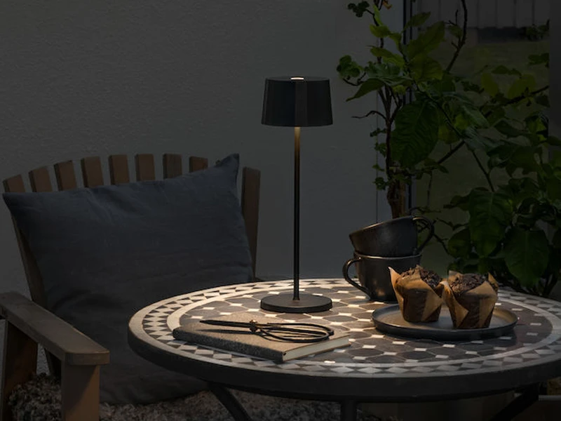 Konstsmide Wiederaufladbare LED Outdoor Akku Tischleuchte POSITANO Dimmbar Schwarz, H: 35cm 9 Konstsmide Wiederaufladbare LED Outdoor Akku Tischleuchte POSITANO Dimmbar Schwarz, H: 35cm – Bild 7